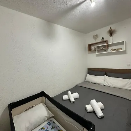 Dedic With Garden شقة *