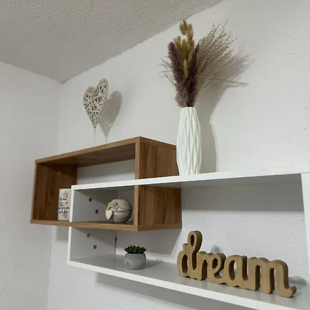 Dedic With Garden شقة